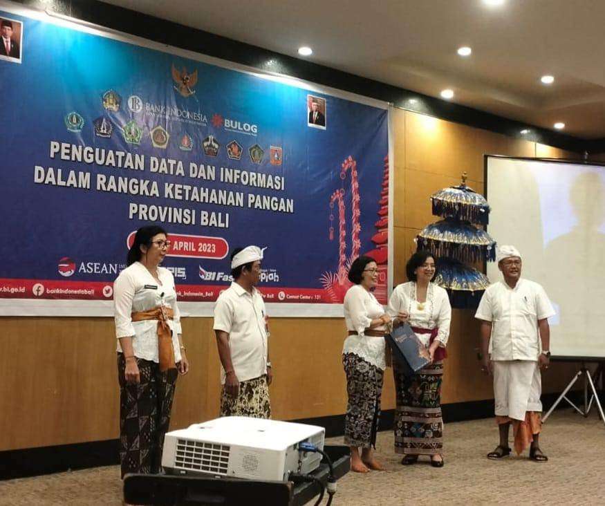 Petugas Enumerator Neraca Pangan Kabupaten Klungkung memperoleh Apresiasi sebagai Petugas Neraca Pangan Terbaik se-Bali.